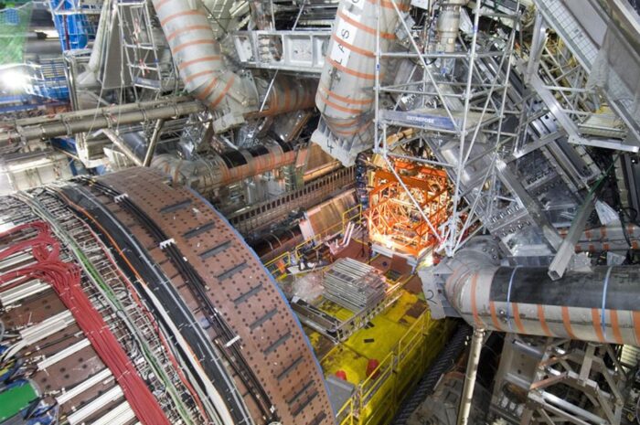 Ученые займутся поиском частиц, упущенных Большим адронным коллайдером