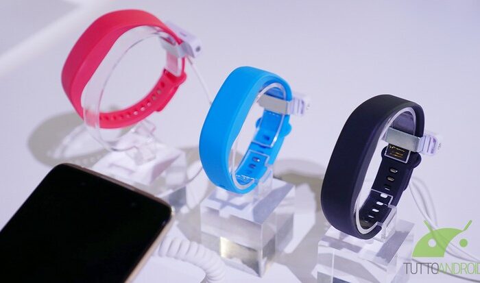 Умные часы Alcatel MoveTime WiFi получили более качественный дисплей, но сохранили программную платформу предшественника