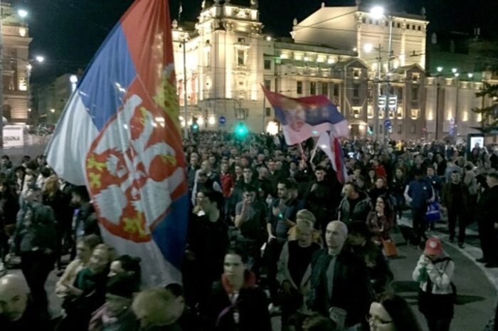 В Белграде протестущие сожгли флаг непризнанного Косова