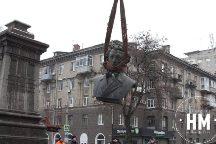 В Днепропетровске снесли памятник Пушкину