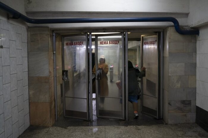 В Сети появились кадры эвакуации из харьковского метро