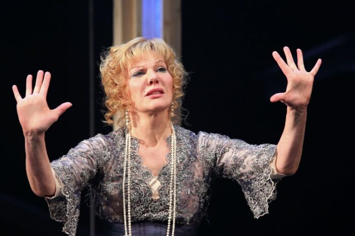 Варшавер раскрыл ежемесячный доход Захаровой в «Ленкоме»