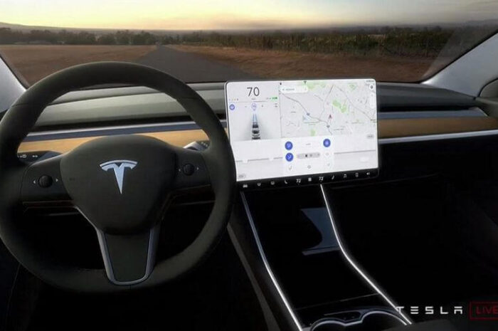 Владельца Tesla на полтора года лишили прав за брошенный руль