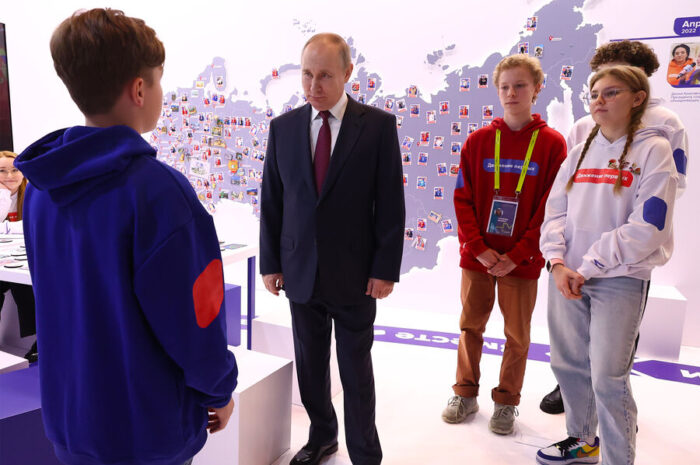 Владимиру Путину передали личное письмо от девушки из Донбасса