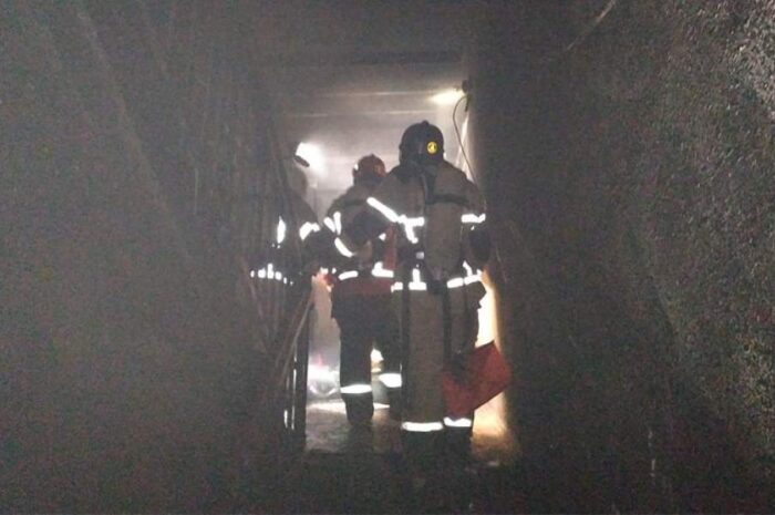 Восемь человек госпитализированы после пожара в жилом доме под Екатеринбургом