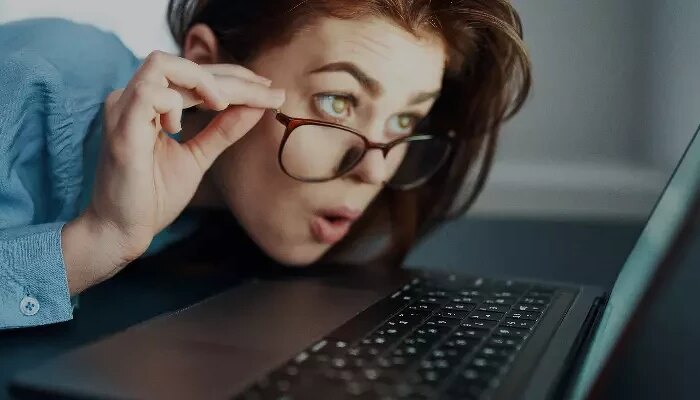 За компьютером лучше работать в специальных очках