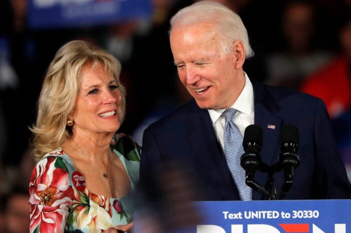 Жена дала Байдену таблетку во время мероприятия